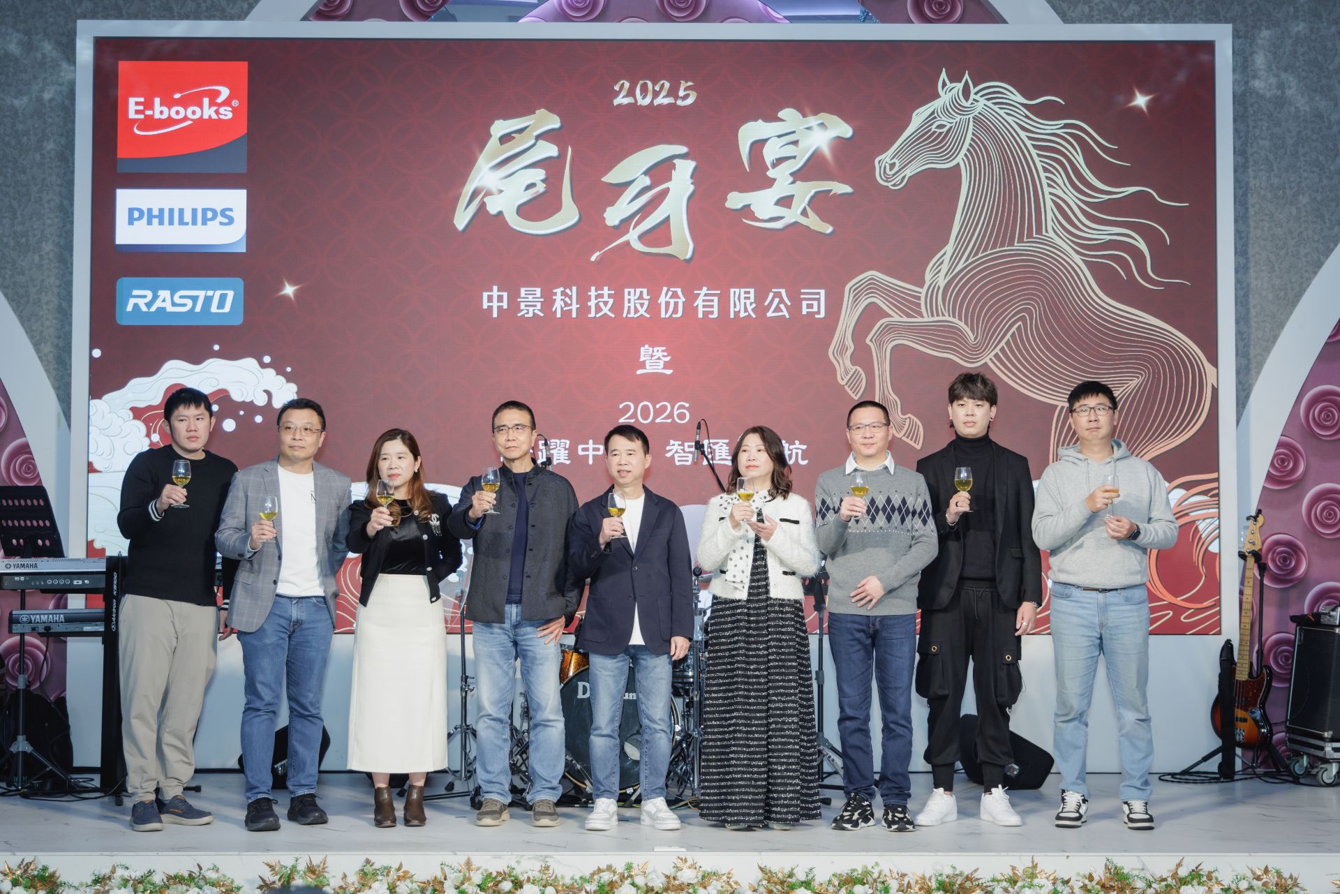 中景科技鍾印泉董事長、陳建州董事、鍾逸華副總經理、管理處處長及各級主管合影。